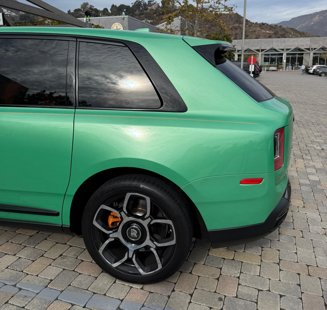 Extrémité arrière d'un insigne noir Rolls-Royce Cullinan vert